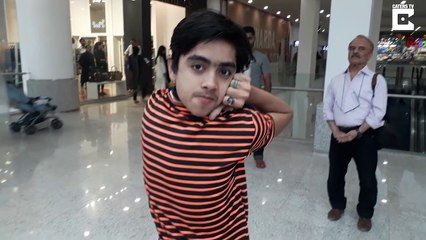 On vous présente l’homme chouette, il arrive à faire un tour à 180 degrés avec sa tête…