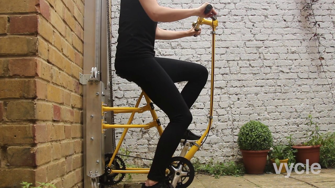 Ce vélo accroché au mur.. est un Ascenseur à pédales !