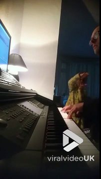 Rave party à la maison : ce papa joue de l'électro à son fils en transe !