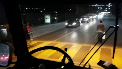 Refusée dans le bus elle marche devant sur la route l'empêchant d'avancer !