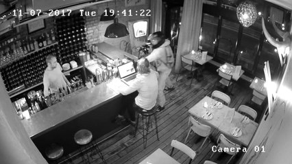 Tentative de vol à l'arraché d'un ordinateur dans un restaurant (Londres)
