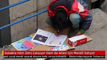 Sokakta Hem Ders Çalışıyor Hem de Ailesi İçin Mendil Satıyor