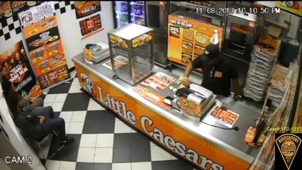 Une pizzéria se fait braquer mais ces clients en ont vraiment rien à cirer...