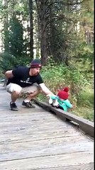 Quand la petite fille perd l'équilibre du haut du pont, la mère ne bouge pas et s'écrie qu'elle a réussi à tout filmer