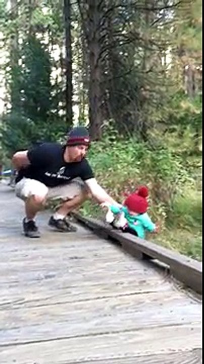 Quand la petite fille perd l'équilibre du haut du pont, la mère ne bouge pas et s'écrie qu'elle a réussi à tout filmer