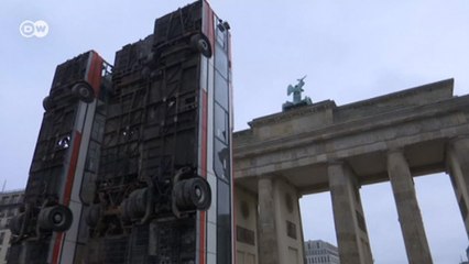 Brandenburg Kapısı önünde Halep'ten gelen üç otobüs