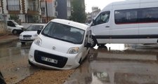 Antalya'da Yağış Nedeniyle Yol Çöktü, Halk Otobüsü Mahsur Kaldı