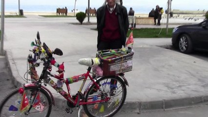 Bisikletiyle Gittiği Her Yerde Hayat Dersi Veriyor