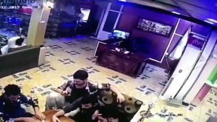 لحظة حدوث الهزة الارضية بكوفي الجادرية بكركوك الشباب كلهم طفرو