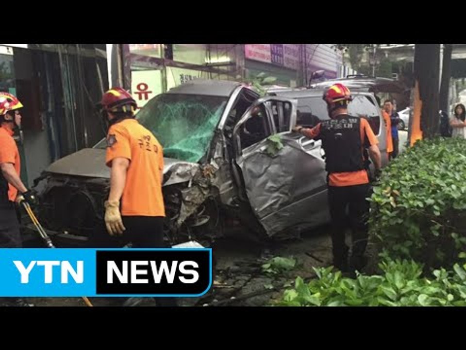 [단독영상] 식당 출입문으로 돌진한 승합차 '쾅'...1명 부상 / YTN (Yes!...