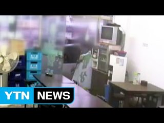 [영상] 승합차, 식당 출입문으로 '쾅'...1명 부상 / YTN (Yes! Top News)
