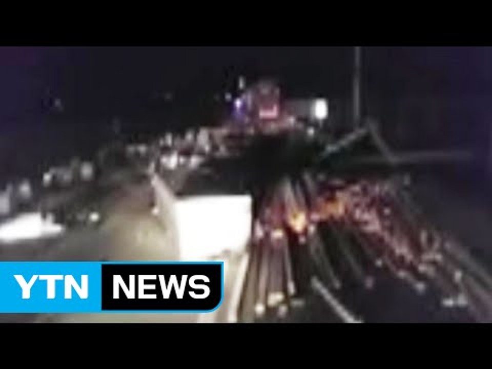 고속도로서 화물차끼리 추돌...목재 쏟아져 / YTN (Yes! Top News)