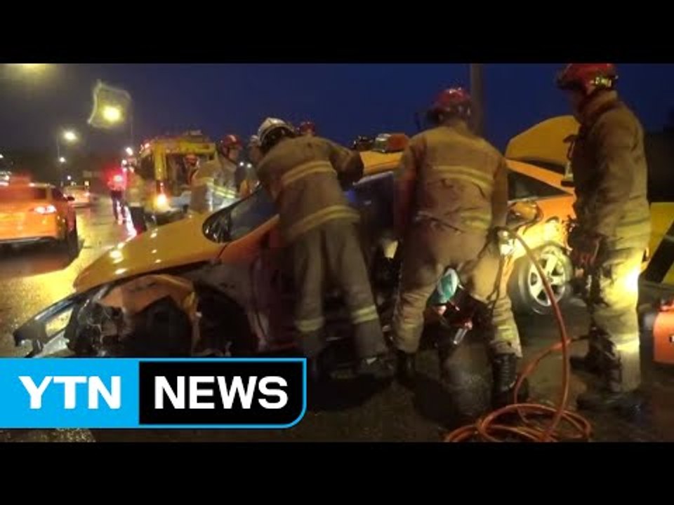 동부간선도로 택시 가드레일 충돌 2명 부상 / YTN (Yes! Top News)