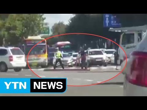 [좋은뉴스] 도로에 쏟아진 적재물...가던 길 멈추고 도움 준 시민들 / YTN