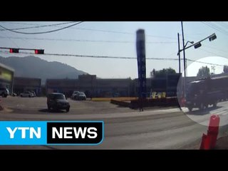[영상] 달리던 트럭이 신호등 들이받아...70대 행인 다쳐 / YTN
