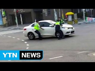 [단독영상] 운전 중 '쿨쿨'...깨우는 경찰관 끌고 주행 / YTN (Yes! Top News)