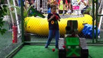 Brincando na PISCINA DE BOLINHAS GIGANTE Brinquedos e Jogos Indoor Playground With Balls Kids