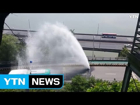 [영상] 낡은 상수도관 누수...도로 한복판 '물기둥' / YTN (Yes! Top News)