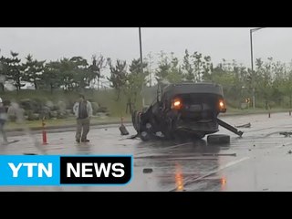 인천서 빗길에 미끄러져 승용차 전복 / YTN (Yes! Top News)