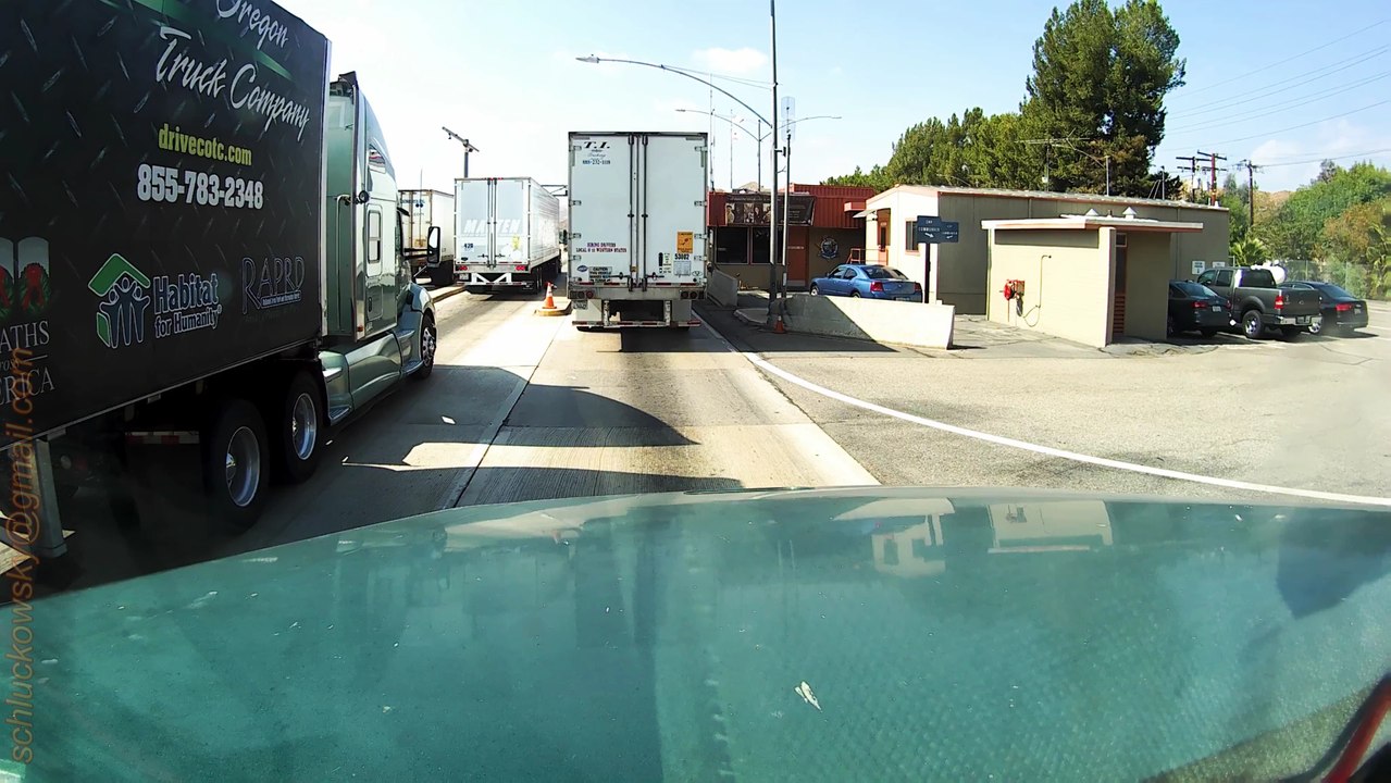 California Weight Watchers in Action//I-5 North near Castaic//Weigh Station//DOT Scale House//Weigh Station//LKW Fahren/