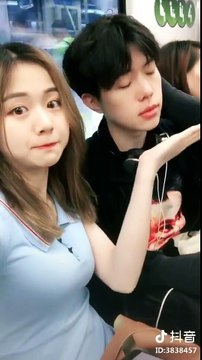 Hãy ra đây mà xem, cả châu Á đang phát sốt rần rần với trào lưu hứng cằm này đây!