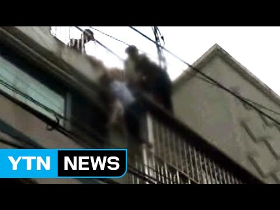 50대 남성, 세 살배기 딸 안고 투신 소동 / YTN (Yes! Top News)