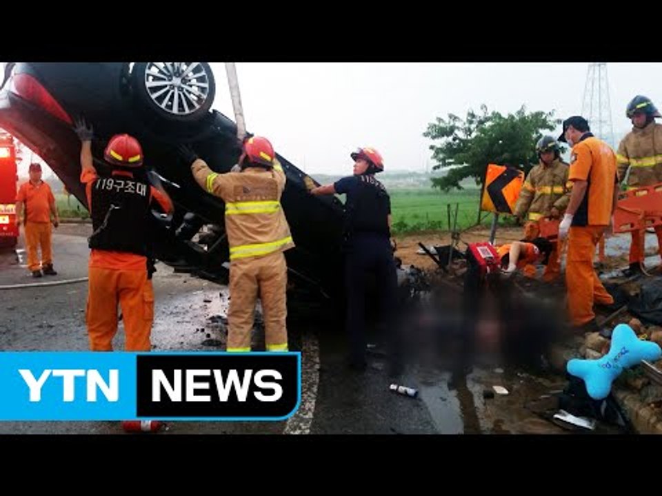 교차로에서 승용차 뒤집혀...운전자 사망 / YTN (Yes! Top News)
