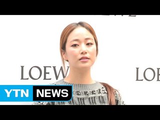 [★영상] 김효진 '잘록한 허리 돋보이는 완벽 모델 패션' / YTN (Yes! Top News)