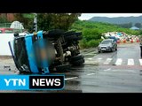 레미콘 차량 빗길에 넘어져...교통 혼잡 / YTN (Yes! Top News)