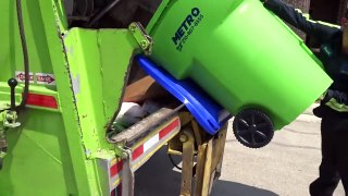 Metro Waste Systems: Peterbilt 320 Dempster Route King Rear Loader