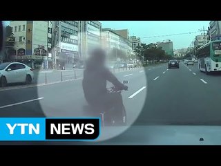 유턴에 불만 품고 오토바이로 승용차 진로 막아 / YTN (Yes! Top News)