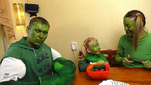 Bad Baby Hulk & Hulk Mom vs Hulk Dad Бешеная Семья ХАЛКОВ Food Fight SuperHeroes in Real Life #2-btVblGakl4s