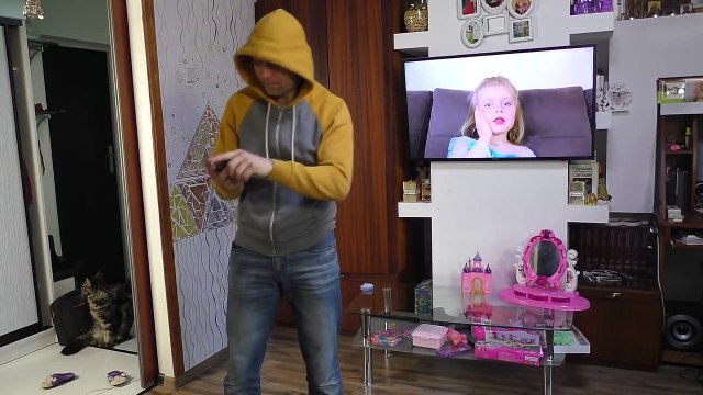 Bad baby NEW Kids PRANK their PAPA Новые ПРАНКИ над папой и Мамой Видео для детей сборник Prank Marg-AqhEfOqa-18