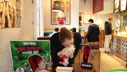Elle avale rapidement un Burrito de 1 kg !