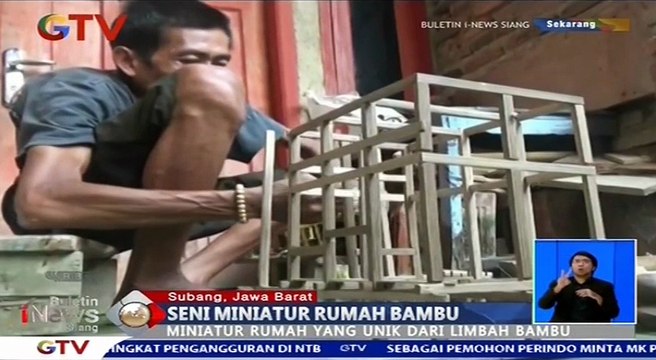 Keren! Punya Keterbatasan Fisik, Pria Ini Membuat Seni Miniatur Rumah Bambu