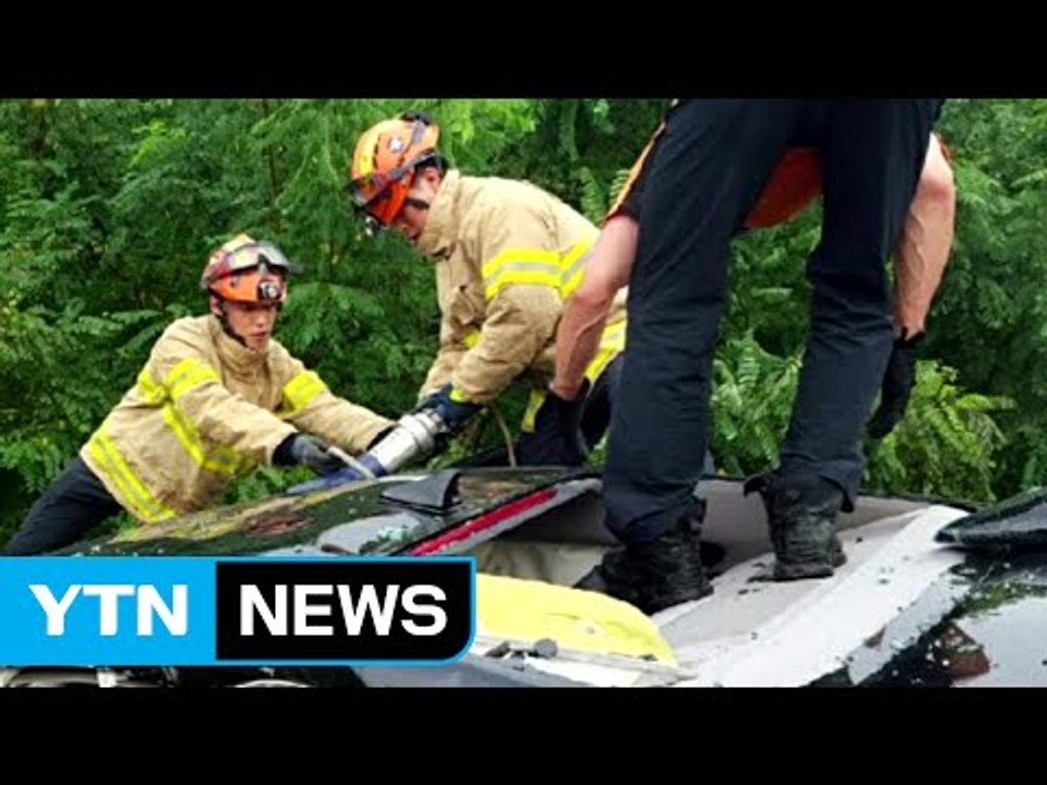 빗길에 승용차 가드레일 들이받아...2명 사망 / YTN (Yes! Top News)