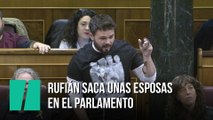 Rufián saca unas esposas en el Parlamento