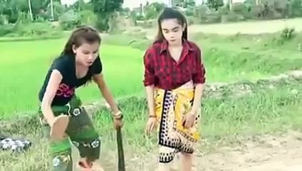Girls playing with Snake-IfHUzv5hbPg
