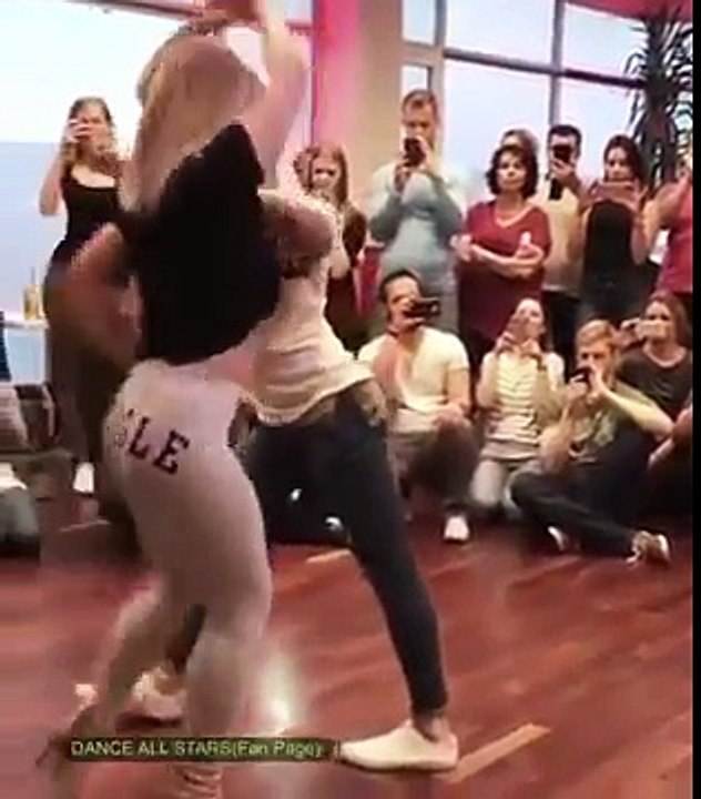 Hot Dance Performance-qdHnCIQBp6w