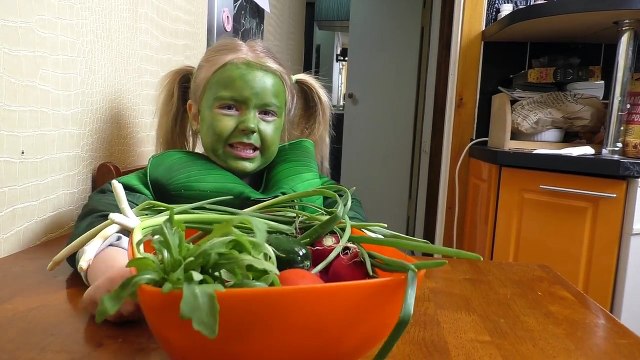 Bad Baby Hulk & Hulk Mom vs Hulk Dad Бешеная Семья ХАЛКОВ Food Fight SuperHeroes in Real Life-fbcImRaGKAY