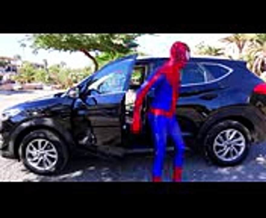 Clip hay  Spiderman vs Venom vs Batman Với Ông Già Noel    Hollywood 2016 Funny Clip dỗ trẻ bé ăn ng (1)