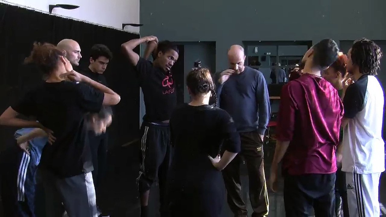 Anthony Égéa et ses danseurs, lors d'un moment de répétition au théâtre des Salins