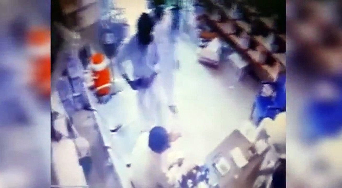 لاہور کے علاقے موہلنوال میں واقع ایک بیٹری کی دکان پر ہونے والی ڈکیتی کی CCTV فوٹیج دیکھیں۔ ویڈیو: حسن فاروق۔ لاہور