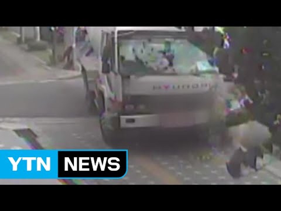 [단독영상] 레미콘 차량 출근길 인도 돌진...하마터면 큰일 / YTN (Yes! T...