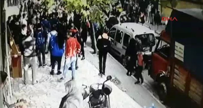 Liseliler Sopalarla Birbirine Girdi, Güvenlik Kamerası Kaydetti