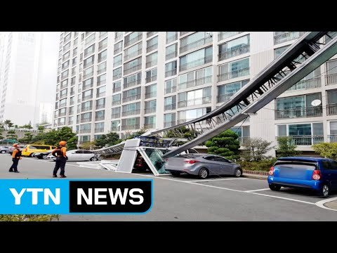 아파트 24층 작업하던 사다리차 강풍에 꺾여 추락 / YTN