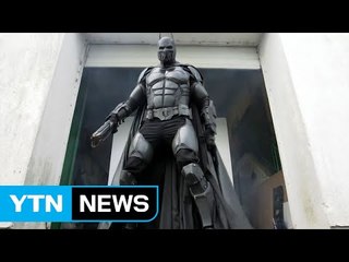 "무기 23개 장착한 배트맨 복장" 기네스북 등극 / YTN (Yes! Top News)