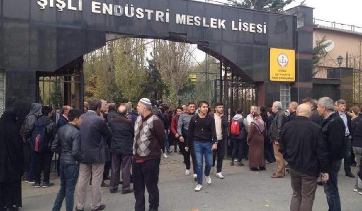 Lise önünde velilerden eylem