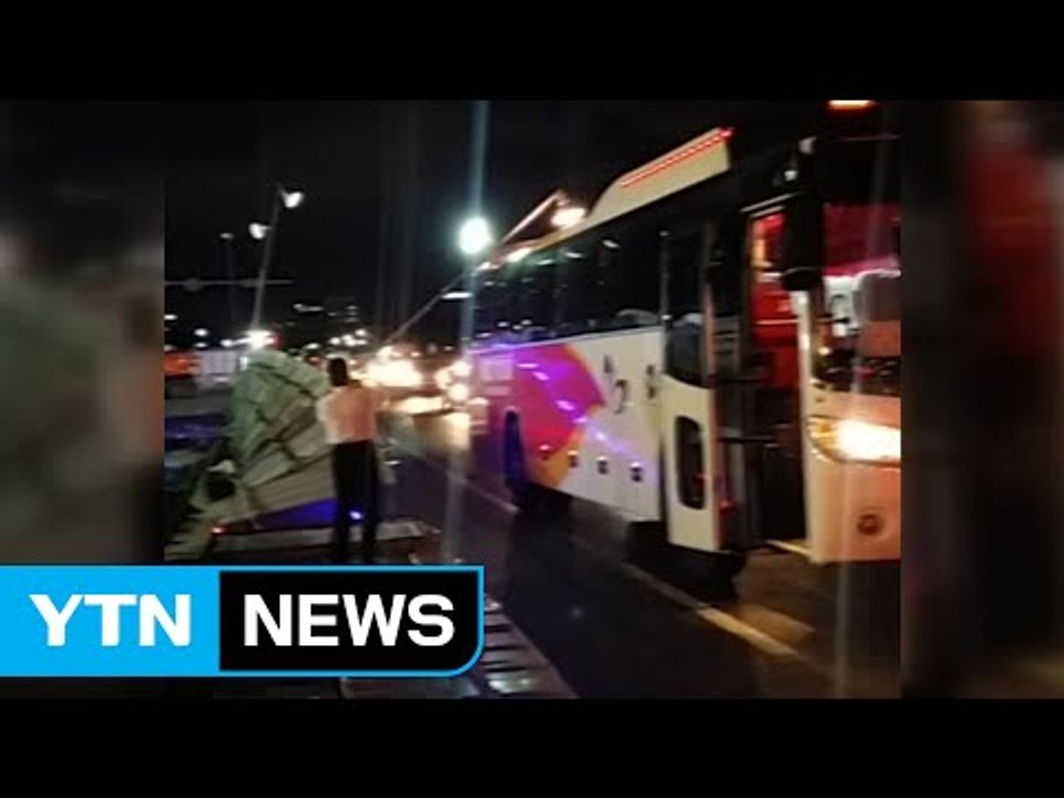 강풍에 높이 2m 공사장 안전펜스 쓰러져 / YTN (Yes! Top News)
