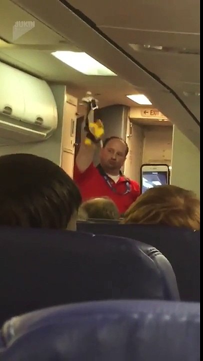 Ce steward fait une présentation de sécurité hilarante dans l'avion ! En mode Gangsta..